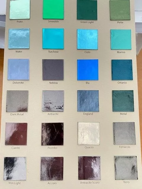 Cartella colori Brotinart con lamina totale: verde prato, smeraldo, blu, cielo, ottanio, antracite, ferro, nero e tonalità metallizzate.